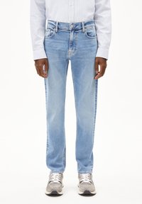 Lichtblauwe rechte jeans van denim, met een klassieke vijf-pocketstijl, vervaagde wassing en metalen knoopsluiting.
