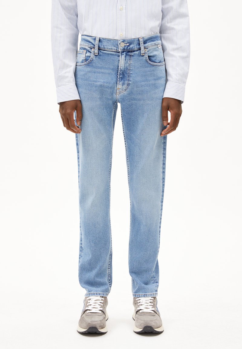 Lichtblauwe rechte jeans van denim, met een klassieke vijf-pocketstijl, vervaagde wassing en metalen knoopsluiting.
