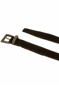 Brun suede belte med en metallspenne, som har en jevn tekstur og kontrasterende sømmer langs kantene, med to lengdesegmenter synlige.