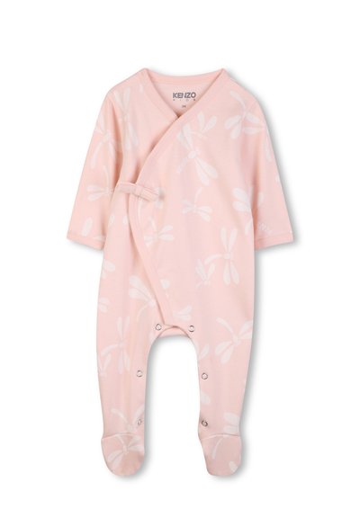 Grenouillère rose à manches longues pour bébé avec motifs de libellules, devant croisé avec lien sur le côté et boutons-pression le long des jambes et des pieds.