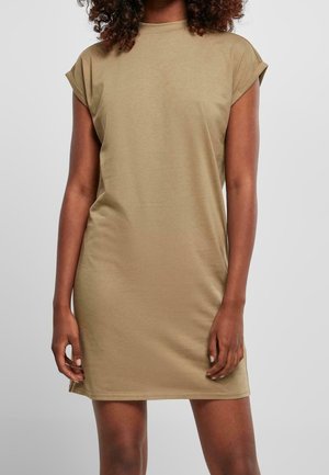 Robe beige à mi-cuisses en tissu doux, avec un col rond et des manches courtes retroussées. Texture lisse sans motifs ni accents.