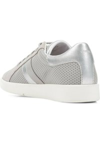 Grauer perforierter Ledersneaker mit silbernen Akzenten, flacher weißer Sohle und runder Zehenpartie. Verfügt über Schnürung und Logodetail an der Ferse.