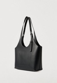 Černá kožená taška přes rameno s nastavitelnými dvojitými popruhy a jemně prošívaným obdélníkovým vzorem na přední straně.