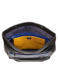 Bolso de cuero negro con una apertura amplia, que cuenta con un bolsillo con cremallera azul y un compartimento interno amarillo. Textura suave y diseño minimalista.