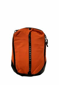 Sac à dos en nylon orange avec une base noire et une fermeture éclair à l'avant. Dispose d'un logo de marque vertical audacieux et d'accents matériels sécurisés.