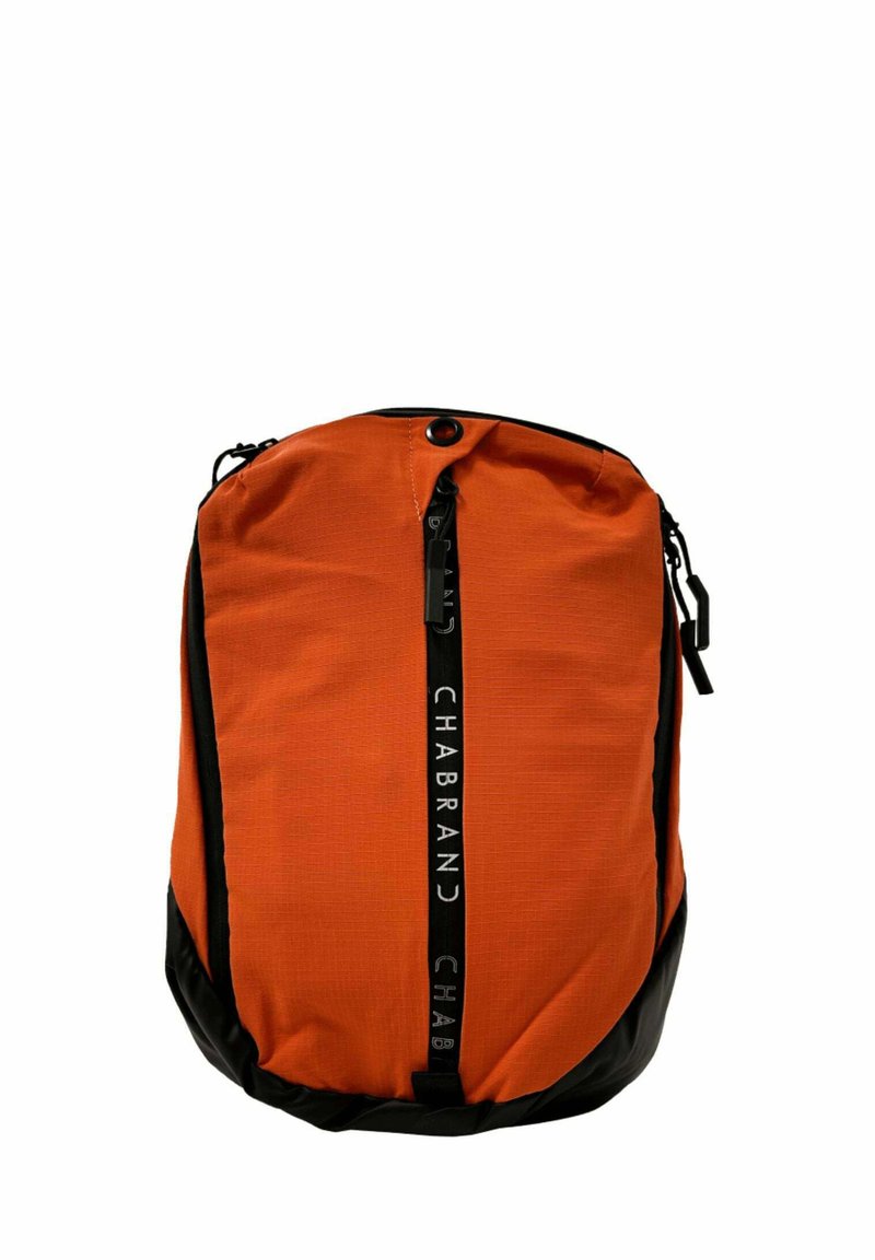 Sac à dos en nylon orange avec une base noire et une fermeture éclair à l'avant. Dispose d'un logo de marque vertical audacieux et d'accents matériels sécurisés.