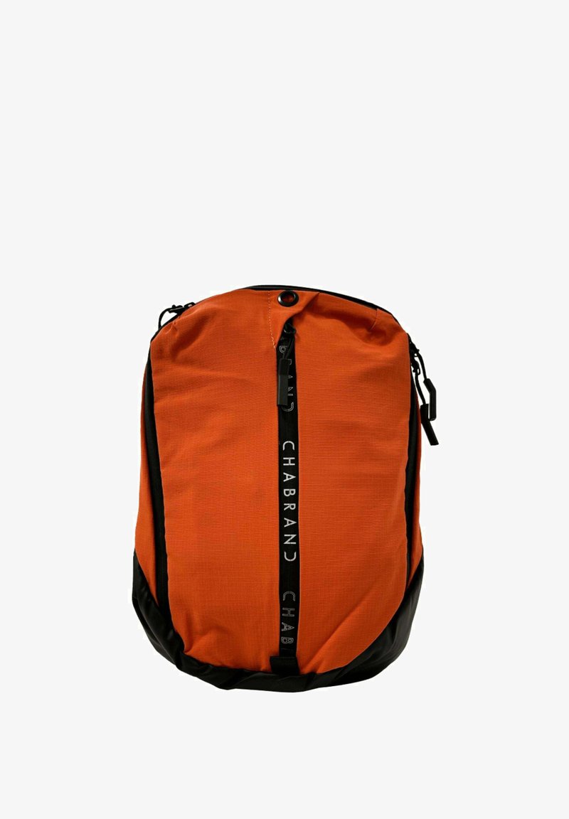 Sac à dos en nylon orange avec une base noire et une fermeture éclair à l'avant. Dispose d'un logo de marque vertical audacieux et d'accents matériels sécurisés.