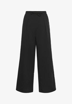 Pantaloni neri a gamba larga realizzati in tessuto liscio, con cinturino regolabile in vita, pieghe frontali e tasche laterali per una maggiore praticità.