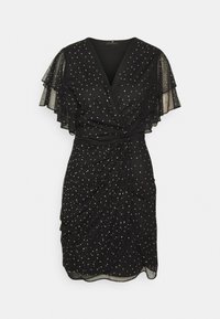 Svart klänning med korta lager av chiffongsärmar, en djup V-ringning, draperade detaljer och utspridda paljetter för textur och utsmyckning.