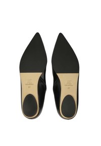 Scarpe nere in pelle con punta affusolata e suola nera piatta. Tra le caratteristiche ci sono una superficie liscia, marchio interno e etichetta di dimensione, 37.