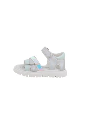 Sandalo iridescente argento per bambini piccoli con due cinturini frontali e uno posteriore, con una suola bianca resistente e chiusure a strappo.