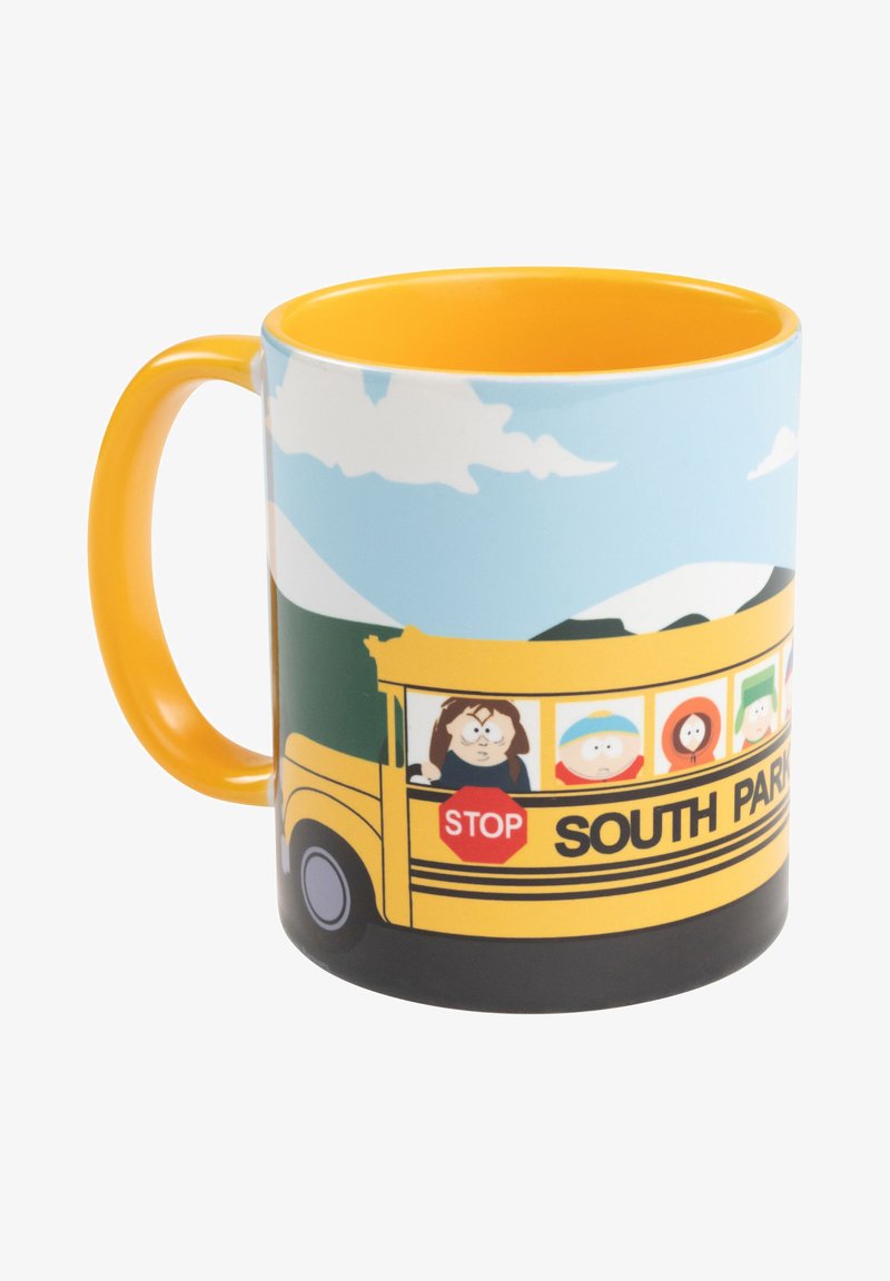 Gelber Becher mit South Park Schulbus-Design, das Figuren darin zeigt, ein Stopschild, blauer Himmel, Wolken und ein weißer, schneebedeckter Berg.