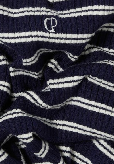 Maglione blu navy a coste con righe orizzontali bianche, caratterizzato da un piccolo logo ricamato nell'angolo superiore sinistro. Tessuto morbido.