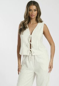 Top senza maniche in misto lino color crema con righe verticali blu navy; presenta un profondo scollo a V e un dettagliato nodo frontale.