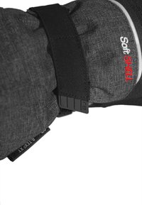 Schwarze Softshell-Handschuhe verfügen über einen strukturierten Stoff mit einem sicheren schwarzen Riemen und roten Markenlogos. Die Details umfassen Anpassungselemente für die Passform.