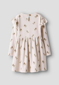 Vestido de color rosa de canalé con mangas largas, que presenta un detalle de volantes en los hombros y motivos de patos en tonos marrones, terminado con un cierre de botón en la parte posterior.