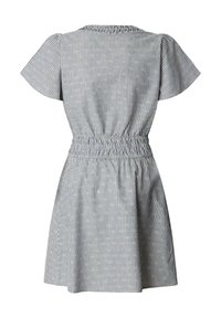 Nugaros vaizdas trumpomis rankovėmis, kelių ilgio suknelė su vertikaliomis mėlynomis ir baltomis juostelėmis, elastine juosmens dalimi ir mažu gėlių raštu.