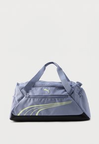 Ανοιχτό μωβ τσάντα duffel Puma με δύο χειρολαβές, τσέπες με φερμουάρ, κίτρινο λογότυπο και σχεδιασμό καμπύλης λωρίδ ας σε λευκό φόντο.