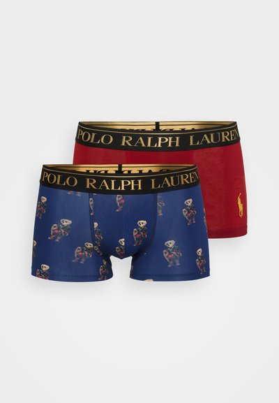 To par med boxer shorts; en ensfarget rød og en blå med bjørnemønster, begge med en svart livlinje med "POLO RALPH LAUREN" i gull.