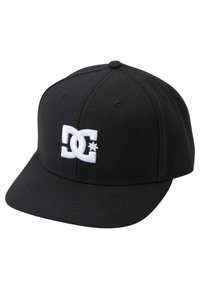 Schwarze Baseballmütze aus Stoff mit einem weißen gestickten Logo auf der Vorderseite. Gebogener Schirm und strukturierte Krone mit Belüftungslöchern.