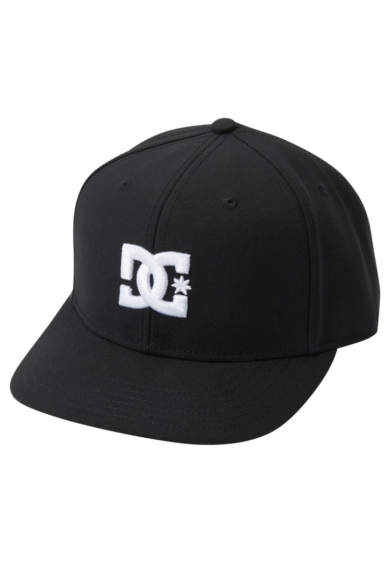 Schwarze Baseballmütze aus Stoff mit einem weißen gestickten Logo auf der Vorderseite. Gebogener Schirm und strukturierte Krone mit Belüftungslöchern.