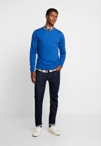TOM TAILOR CREW NECK  - Strickpullover - dark active blue melange