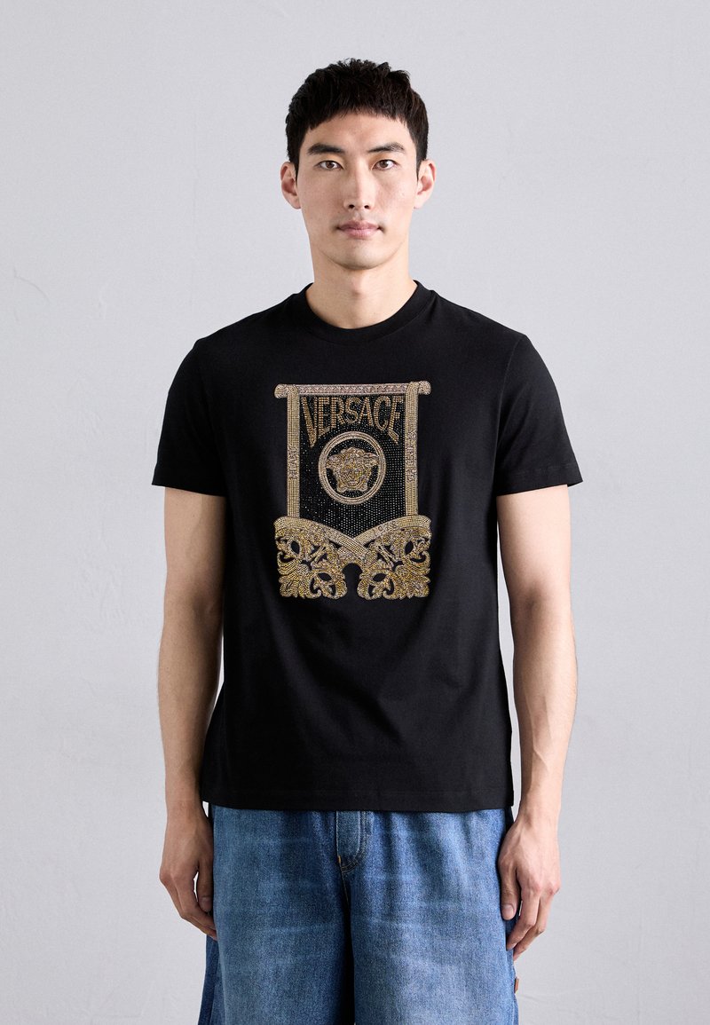 Versace - ARCHITECTURAL BAROCCO SCROLL CREST AND HOTFIX - T-shirt imprimé - black, Agrandir