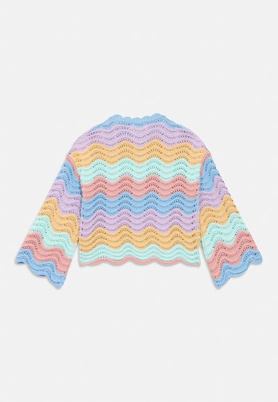 Πλεκτό πουλόβερ με κυματιστό μοτίβο. Διαθέτει παστέλ χρώματα: λεβάντα, μέντα πράσινο, ροδάκινο και ανοιχτό μπλε. Σχέδιο με κυματιστά τελειώματα, μανίκια 3/4.