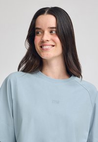 Felpa in cotone azzurro chiaro con una vestibilità comoda e maniche raglan. Presenta un piccolo logo ricamato "Polo Club" sul petto.