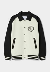 Vit och svart varsityjacka, tryckknappar, kontrasterande ärmar, dekorativ patch med lagerblad, sidofickor, randiga ribbad mudd och nederkant.