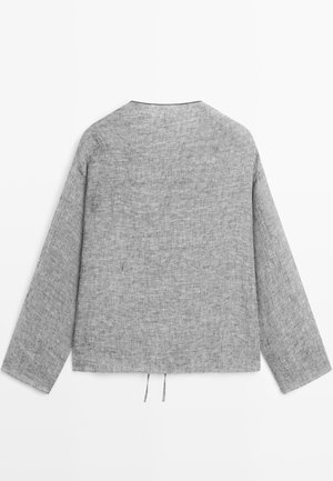 Chemise en lin grise à manches longues avec un ourlet droit et deux petits cordons suspendus à l'arrière, au bas.