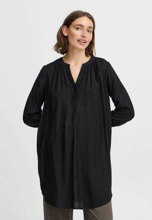 Blouse noire à manches longues avec un col rond, fermeture à boutons à l'avant, plis subtils aux épaules et coupe décontractée. Texture de tissu douce.