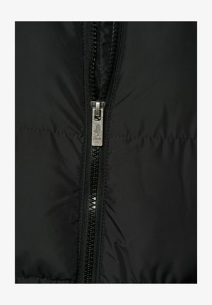 Schwarze, puffy Jacke mit einem metallischen Reißverschluss und einem dekorativen Zugband, glatter Stoffoberfläche und genähten Nähten für zusätzliche Haltbarkeit.