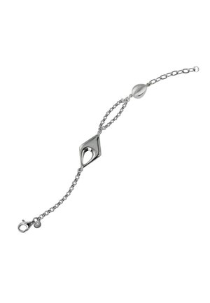 Bracelet en chaîne argentée avec un pendentif creux en forme de losange et une perle ovale près du fermoir.