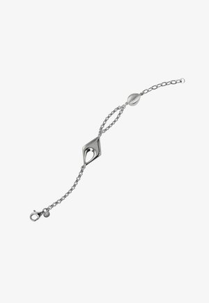 Bracelet en chaîne argentée avec un pendentif creux en forme de losange et une perle ovale près du fermoir.