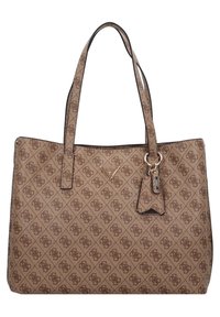 Sac fourre-tout Guess brun avec un motif de logo répétitif, deux bandoulières et une petite étiquette suspendue à un anneau métallique.