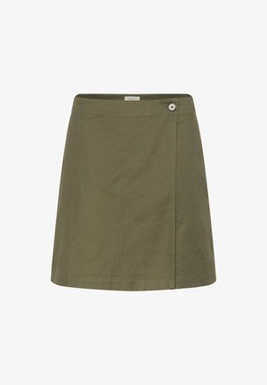 Olivengrøn bomuldsskjørt med indpakningsdesign, der har en sidelukning med knap og lige kant. Glat tekstur med minimal detaljer.