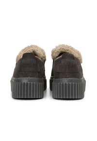Zamszowe buty w ciemnoszarym kolorze, z beżowym futrzanym wykończeniem przy kołnierzu oraz teksturowaną gumową podeszwą z pionowymi rowkami.
