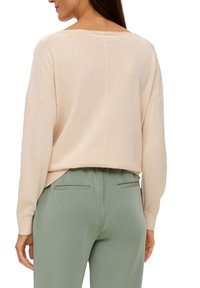 s.Oliver MIT ZIERNAHT - Strickpullover - beige