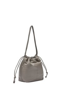 Bolso de cuerda de piel gris con parte superior fruncida, correa larga y acentos anudados. Textura suave, diseño simple y tamaño mediano.
