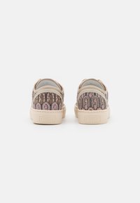 Baskets à enfiler avec une tige en tissu à motifs rose et beige, présentant un design texturé et une semelle en caoutchouc avec un marquage en relief.