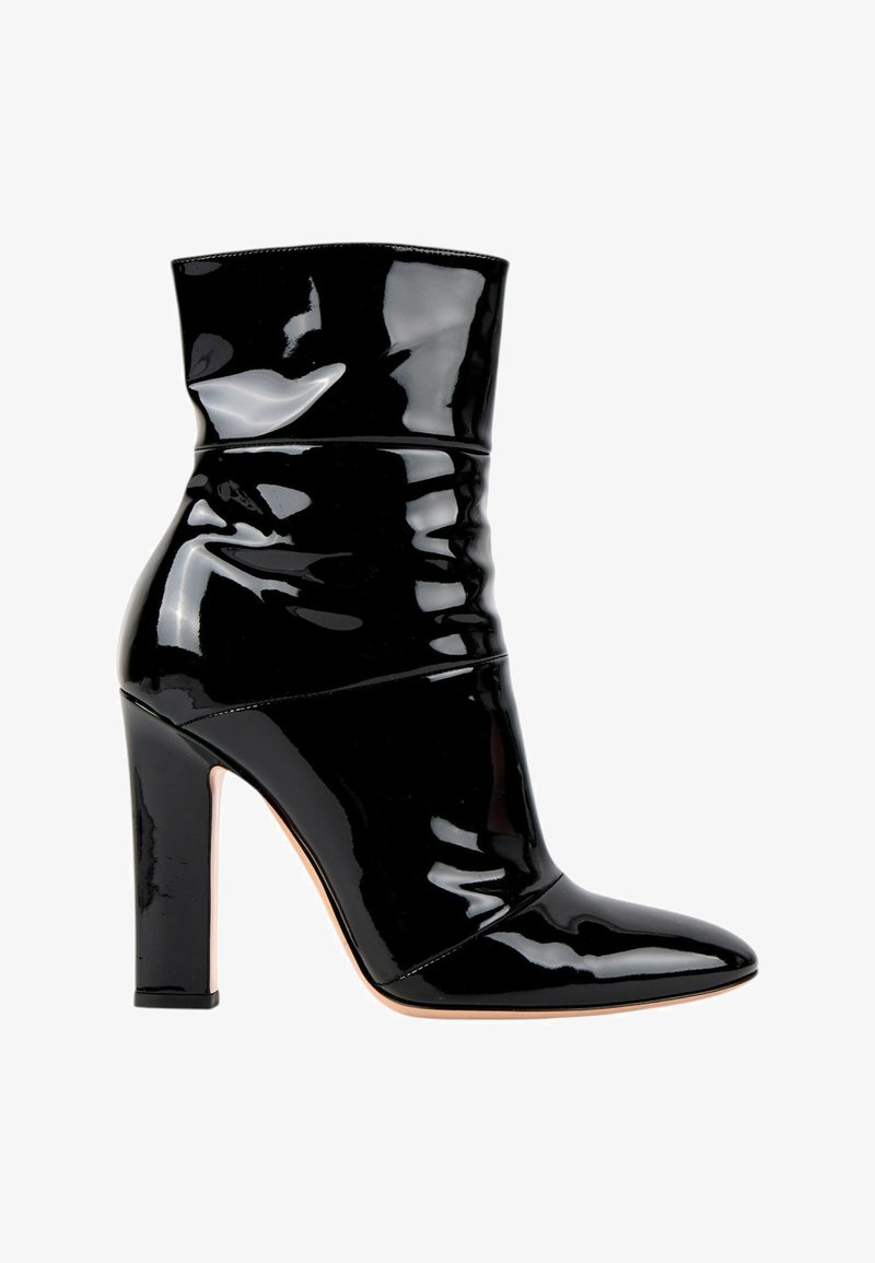 Bottine noire en cuir verni à talon haut, avec une tige lâche et un bout pointu.