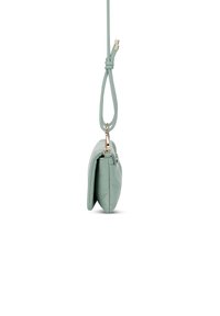 Borsa a pochette verde in pelle con un design morbido e imbottito. Presenta una superficie liscia, una tracolla superiore e dettagli in hardware dorato.