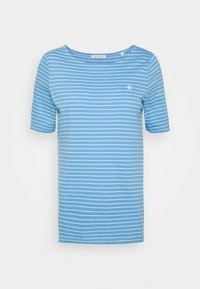 Camisa de manga corta azul claro con rayas horizontales blancas y un pequeño logo blanco en la parte superior izquierda del pecho.