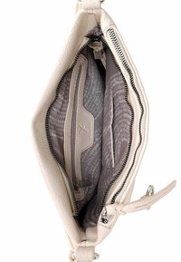 Interno di borsa in pelle color crema con fodera grigia a motivo, scomparti con cerniera e tasca strutturata. Presenta dettagli in metallo argentato.