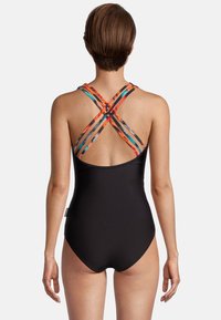Maillot de bain une pièce noir avec des bretelles croisées colorées. Texture lisse avec un dos décolleté, idéal pour les activités aquatiques.