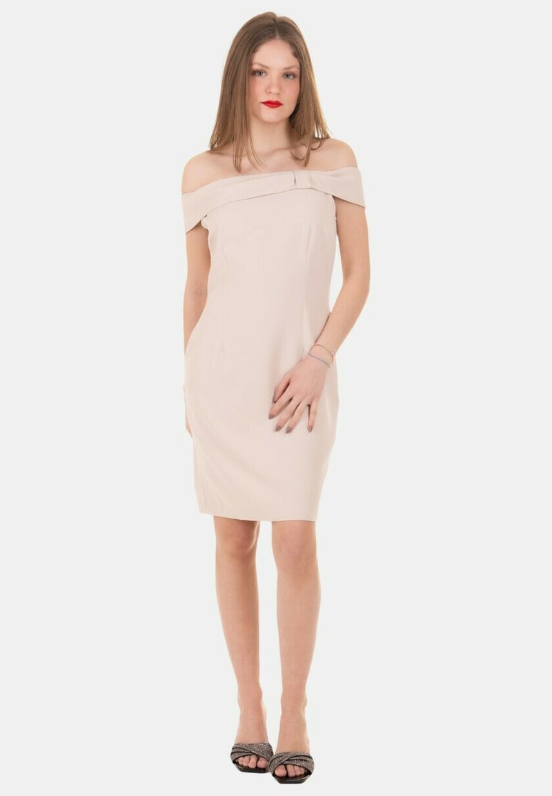Abito aderente off-the-shoulder in tessuto beige chiaro. Presenta una texture liscia, design a lunghezza ginocchio e uno stile minimalista senza decorazioni.