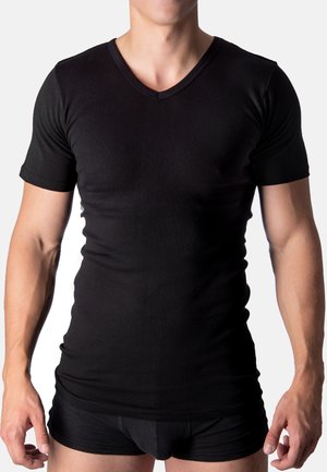 Schwarzes kurzärmliges V-Ausschnitt-T-Shirt, das eine figurbetonte Form und eine glatte Textur zeigt, getragen mit passenden schwarzen figurbetonten Shorts.
