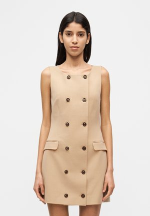 Beige mouwloze jurk met een double-breasted ontwerp met zes bruine knopen, twee steekzakken aan de voorkant en een gladde stoftextuur.