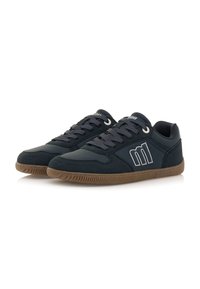 Zapatillas de deporte azul marino con parte superior de ante y sintético, suela de goma y detalles en gris. Cuentan con puntera redonda y cierre de cordones tradicional.